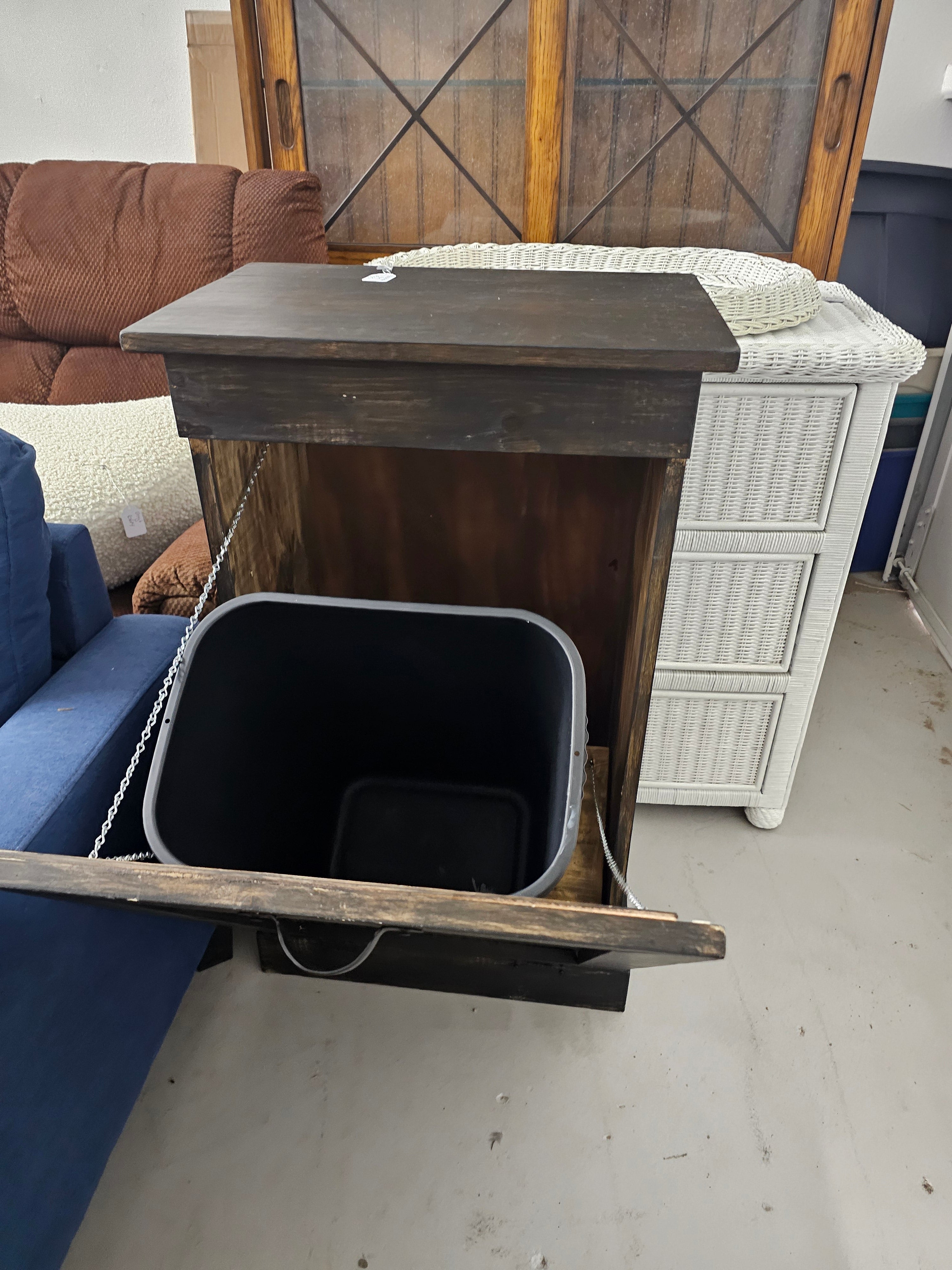 Trash bin